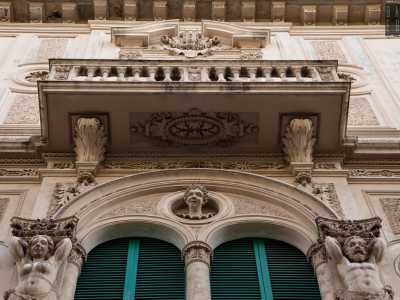 ...e da due pregevoli statue, una cariatide e un telamone, in cui si riconosce la maestria dell�architetto e scultore Luigi Colonna